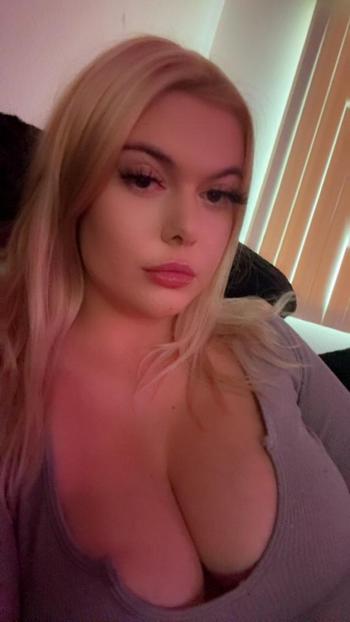 Kat, 25  female escort, Cedar Rapids